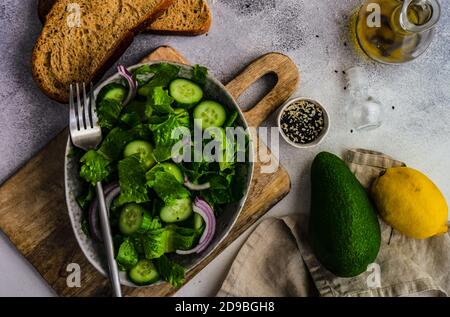 Grüner Salat mit Brotscheiben, Olivenöl und Sesam Stockfoto