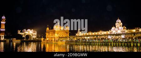 Nachtansicht der Harmindar Sahib, auch bekannt als Golden Temple Amritsar. Religiöser Ort der Sikhs. Sikh gurdwara Stockfoto