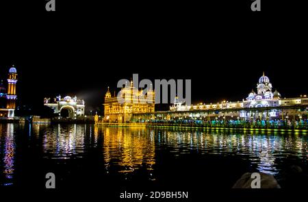 Nachtansicht der Harmindar Sahib, auch bekannt als Golden Temple Amritsar. Religiöser Ort der Sikhs. Sikh gurdwara Stockfoto