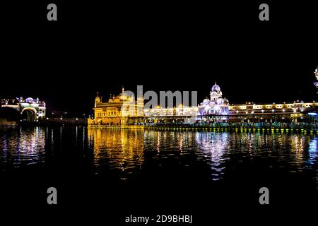 Nachtansicht der Harmindar Sahib, auch bekannt als Golden Temple Amritsar. Religiöser Ort der Sikhs. Sikh gurdwara Stockfoto