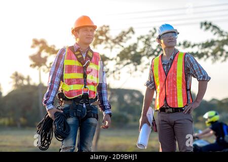 Zwei Bauarbeiter auf einer Baustelle, Thailand Stockfoto