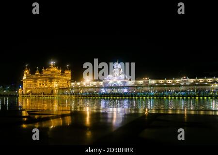 Nachtansicht der Harmindar Sahib, auch bekannt als Golden Temple Amritsar. Religiöser Ort der Sikhs. Sikh gurdwara Stockfoto