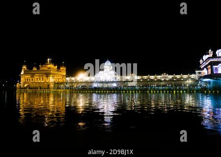 Nachtansicht der Harmindar Sahib, auch bekannt als Golden Temple Amritsar. Religiöser Ort der Sikhs. Sikh gurdwara Stockfoto