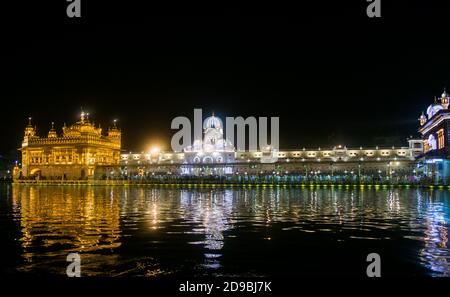 Nachtansicht der Harmindar Sahib, auch bekannt als Golden Temple Amritsar. Religiöser Ort der Sikhs. Sikh gurdwara Stockfoto