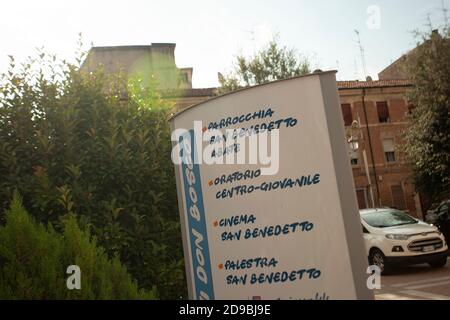 FERRARA, ITALIEN 29. JULI 2020: San Benedetto abate Kirche Zeichen in Ferrara in Italien Stockfoto