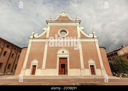 Frontalansicht der Kirche San Benedetto in Ferrara Italien Stockfoto