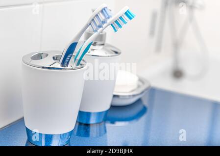 Flüssige und gewöhnliche Seife im Badezimmer. Sauberkeit der Hände und des Körpers. Stockfoto