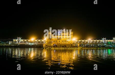 Nachtansicht der Harmindar Sahib, auch bekannt als Golden Temple Amritsar. Religiöser Ort der Sikhs. Sikh gurdwara Stockfoto