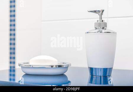 Flüssige und gewöhnliche Seife im Badezimmer. Sauberkeit der Hände und des Körpers. Stockfoto