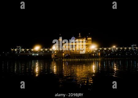 Nachtansicht der Harmindar Sahib, auch bekannt als Golden Temple Amritsar. Religiöser Ort der Sikhs. Sikh gurdwara Stockfoto