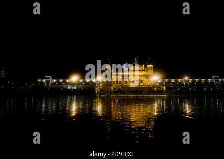 Nachtansicht der Harmindar Sahib, auch bekannt als Golden Temple Amritsar. Religiöser Ort der Sikhs. Sikh gurdwara Stockfoto