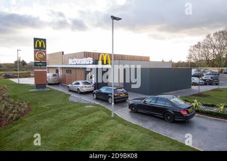 Autos stehen an der Durchfahrt eines neuen McDonald's-Restaurants, das am Stadtrand von Oakham liegt, das eröffnet wurde, als Rutland der letzte Bezirk in England wird, der eine Zweigstelle des Fast-Food-Restaurants hat. Stockfoto