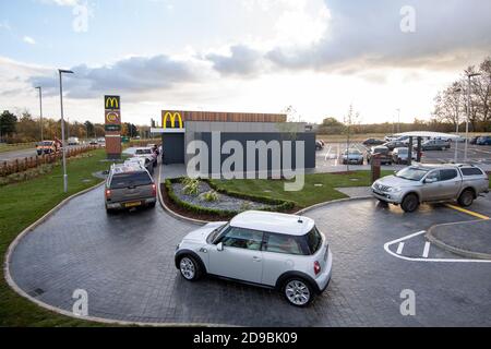 Autos stehen an der Durchfahrt eines neuen McDonald's-Restaurants, das am Stadtrand von Oakham liegt, das eröffnet wurde, als Rutland der letzte Bezirk in England wird, der eine Zweigstelle des Fast-Food-Restaurants hat. Stockfoto