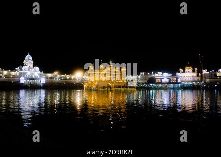 Nachtansicht der Harmindar Sahib, auch bekannt als Golden Temple Amritsar. Religiöser Ort der Sikhs. Sikh gurdwara Stockfoto