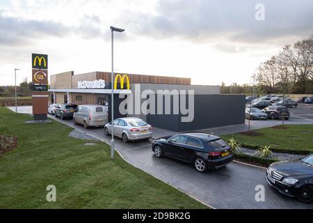 Autos stehen an der Durchfahrt eines neuen McDonald's-Restaurants, das am Stadtrand von Oakham liegt, das eröffnet wurde, als Rutland der letzte Bezirk in England wird, der eine Zweigstelle des Fast-Food-Restaurants hat. Stockfoto