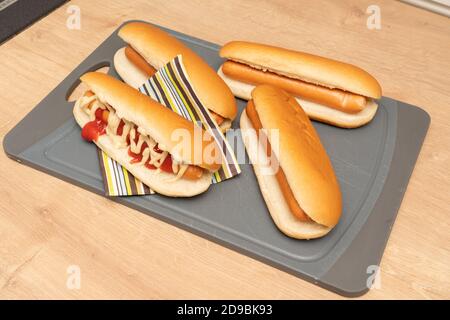 Nahaufnahme von leckeren leckeren Hotdogs mit Käse und Ketchup AS Fast oder Junk-Food-Konzept Stockfoto