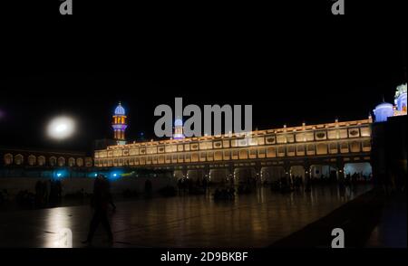 Nachtansicht der Harmindar Sahib, auch bekannt als Golden Temple Amritsar. Religiöser Ort der Sikhs. Sikh gurdwara Stockfoto