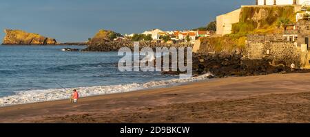 Küste von Sao Roque und Lagoa Azoren mit einem Fischer, Meer, Strände, Inseln Stockfoto