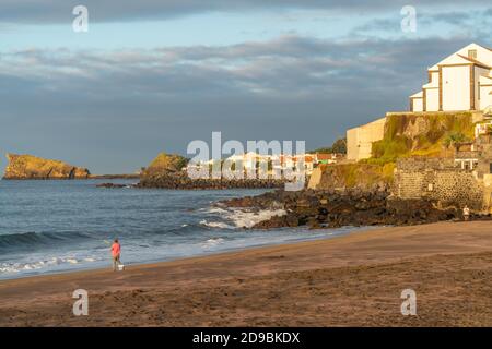 Küste von Sao Roque und Lagoa Azoren mit einem Fischer, Meer, Strände, Inseln Stockfoto