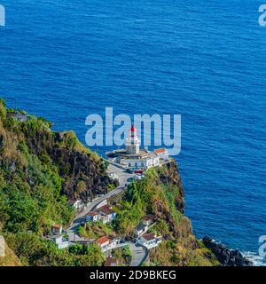 Der Leuchtturm Ponta do Arnel in der Nähe von Nordeste Stadt in Sao Miguel, Draufsicht Stockfoto