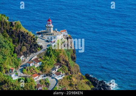 Der Leuchtturm Ponta do Arnel in der Nähe von Nordeste Stadt in Sao Miguel, Draufsicht Stockfoto