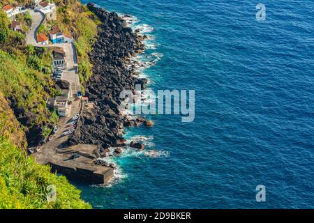 Der Leuchtturm Ponta do Arnel in der Nähe von Nordeste Stadt in Sao Miguel, Draufsicht Stockfoto