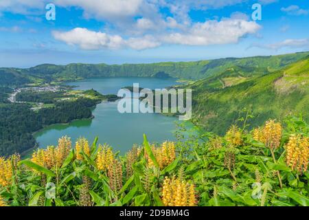 Miradouro Da Boca do Inferno mit Blick auf die Seen von Sete Cidades auf der Insel Sao Miguel auf den Azoren, Portugal Stockfoto