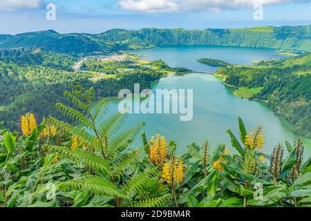 Miradouro Da Boca do Inferno mit Blick auf die Seen von Sete Cidades auf der Insel Sao Miguel auf den Azoren, Portugal Stockfoto