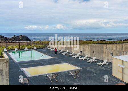 SAO MIGUEL, 29. AUGUST 2020: Thermalbad Ponta da Ferraria auf der Insel Sao Miguel auf den Azoren, Portugal Stockfoto