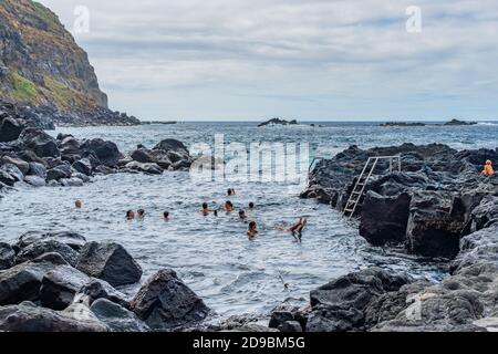 SAO MIGUEL, 29. AUGUST 2020: Thermalbad Ponta da Ferraria auf der Insel Sao Miguel auf den Azoren, Portugal Stockfoto