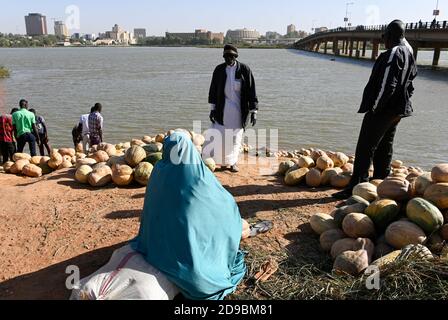 NIGER, Niamey, Niger und Brücke / Niger Fluss und Brücke Stockfoto