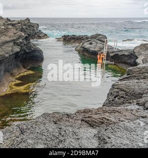 SAO MIGUEL, 29. AUGUST 2020: Naturpool Caneiros , Sao Miguel, Azoren, Portugal Stockfoto