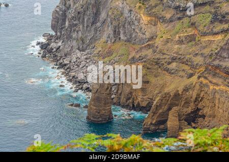 Wunderschöne Aussicht auf die Küste und den Atlantik, Mosteiros, Sao Miguel, Azoren, Portugal Stockfoto