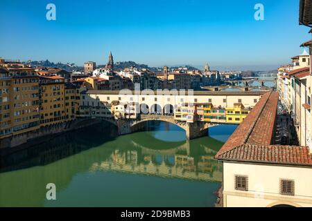 Florenz, Italien - 15. Februar 2019: Panoramablick auf die Stadt mit der Ponte Vecchio (alte Brücke) im Vordergrund, von den Uffizien aus gesehen Stockfoto