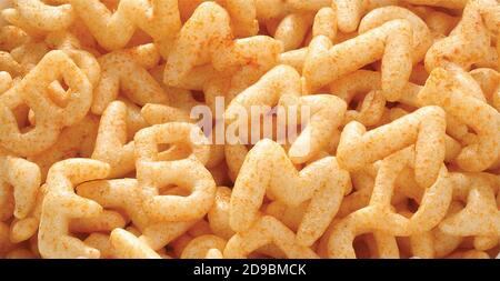 Gebratene und würzige ABCD, Alphabet Snacks oder Fryums (Snacks Pellets) in einer weißen Schüssel serviert. Hintergrund - Bild Stockfoto