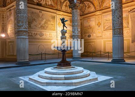 Florenz, Italien - 13. Februar 2019: Plazzo Vecchio, tthe Michellotto Hof mit dem Brunnen des Putto von Verrocchio Stockfoto