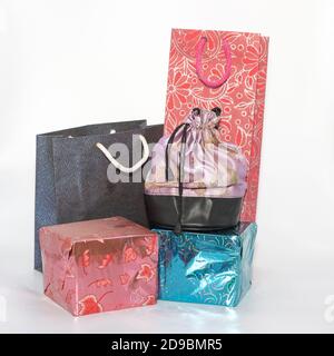 Bunte Papiertaschen und Geschenkboxen und Beutel Stockfoto