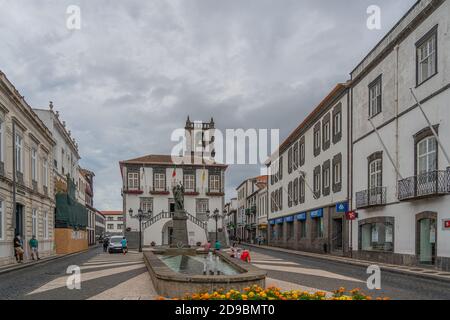 PONTA DELGADA; PORTUGAL, 26. AUGUST 2020: Das Rathaus im Zentrum von Ponta Delgada auf der Insel Sao Miguel, Azoren, Portugal Stockfoto