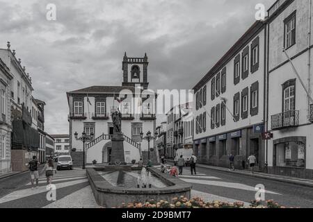 PONTA DELGADA; PORTUGAL, 26. AUGUST 2020: Das Rathaus im Zentrum von Ponta Delgada auf der Insel Sao Miguel, Azoren, Portugal Stockfoto