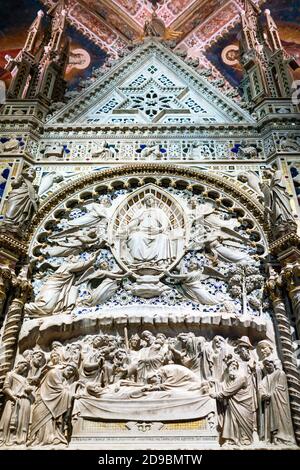 Florenz, Italien - 13. Februar 2019: Orsanmichele Kirche, Ansicht des Altars nach oben mit Skulpturen von Orcagna Stockfoto