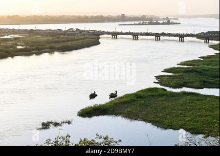 NIGER, Niamey, Fluss Niger und Brücke /Fluss Niger , Holzboot Pinasse Stockfoto