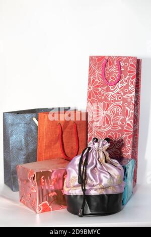 Bunte Papiertaschen und Geschenkboxen und Beutel Stockfoto