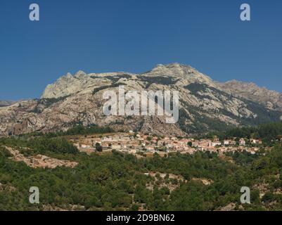 Landschaft aus Felsen und Wald mit dem kleinen Dorf Evisa In den Bergen von Korsika Stockfoto