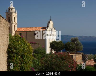 Blick auf die römisch-katholische Kirche Mariä Himmelfahrt in Cargese mit der Sagone Bucht dahinter Stockfoto