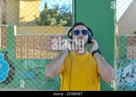 Mann hört Musik Graffiti Hintergrund Stockfoto