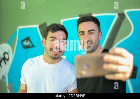Freunde, die ein Selfie machen. Technologiekonzept Stockfoto