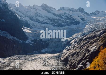 Felsige Berge und Gletscher. Gipfel des Berg- und Eisgletschers in Dombay Stockfoto
