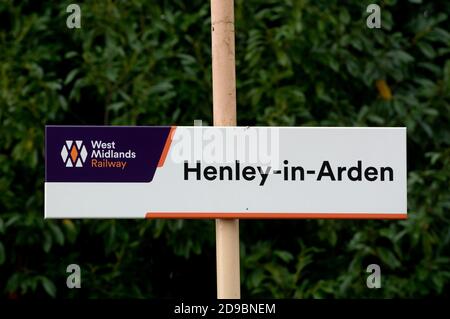 Henley-in-Arden Bahnhofsschild, Warwickshire, England, Großbritannien Stockfoto