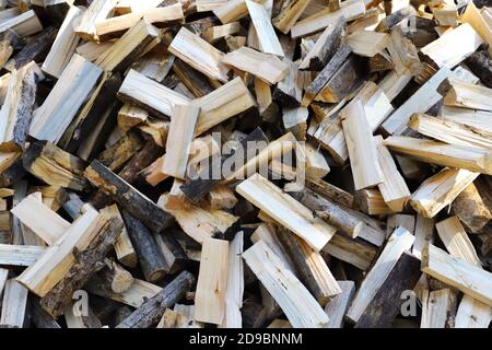 Haufen Brennholz, Nahaufnahme. Machen Sie sich bereit für den Winter. Stockfoto