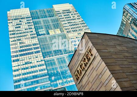 Rocket Bar und Restaurant mit Churchill Place Tower, Canary Wharf, London, Großbritannien, 4. November 2020 Stockfoto